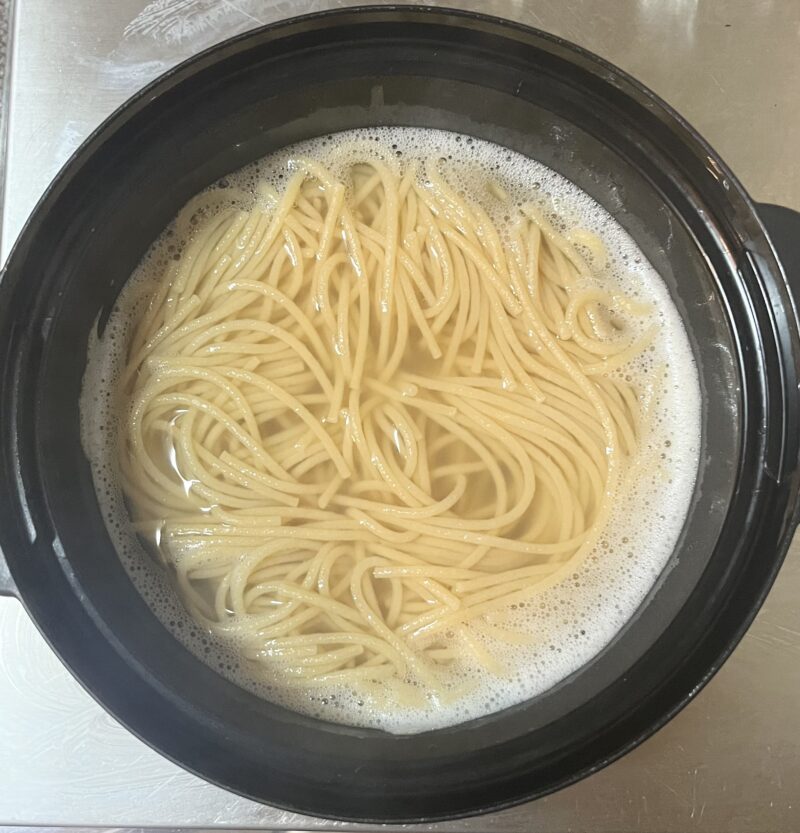 パスタと水400mlが入った容器をレンジで加熱した後の様子。別茹で不要の簡単調理。