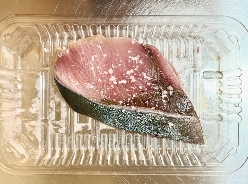 生臭さを取るためブリに塩を振り下処理する工程