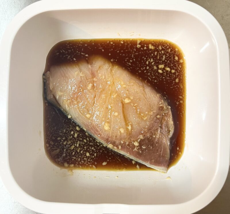 調味料とブリをレンジ対応容器に入れて漬け込んでいる状態