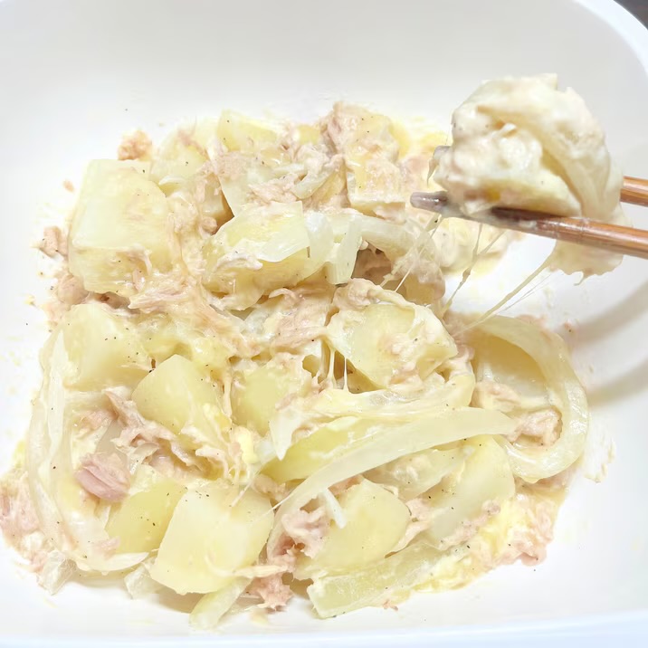 【レンジで簡単5分】ツナとじゃがいものとろ〜りチーズの完成写真。箸ですくってチーズがとろ〜りのびている様子。