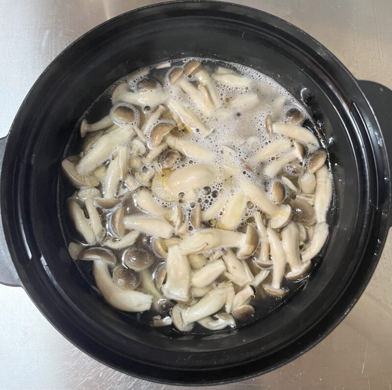 鶏がらスープの素、ごま油、水を加え、ラップをせずにレンジで5分加熱した後の耐熱容器の中身。