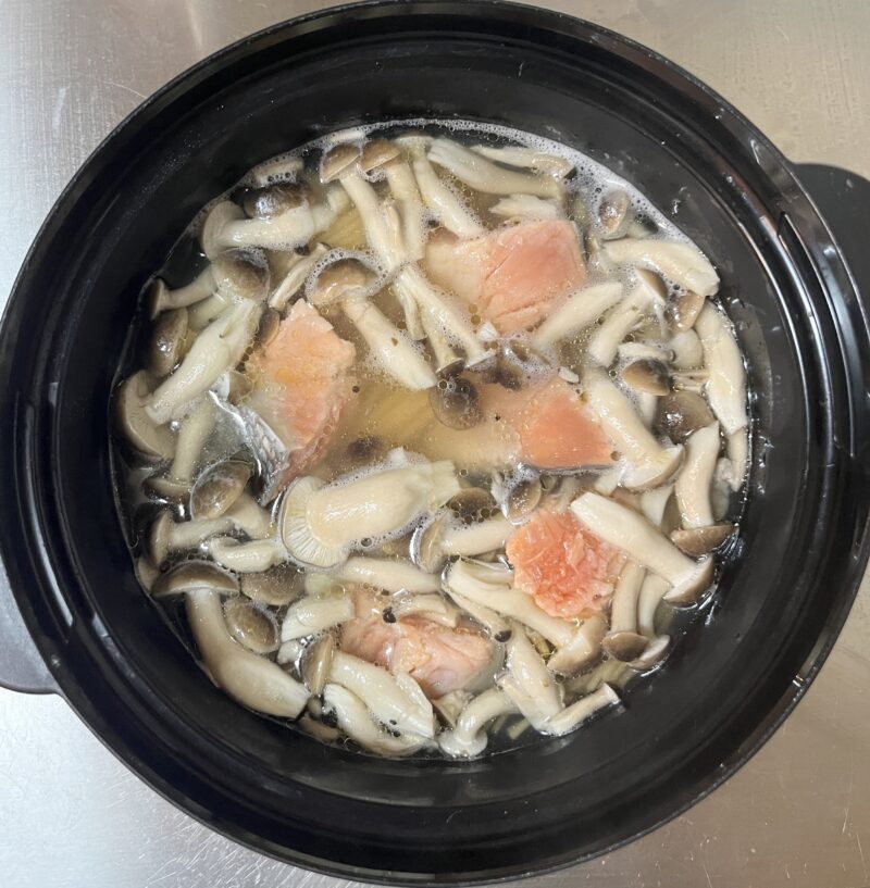 パスタが茹で上がった後、キッチンバサミで5等分に切った塩鮭を加えて、レンジで加熱する前の手順写真。