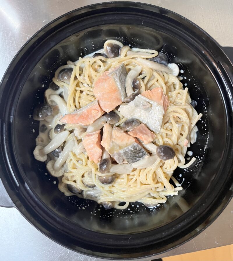 牛乳、マヨネーズ、めんつゆのソース用調味料を加え、全体をしっかりと混ぜ合わせたあとの写真。