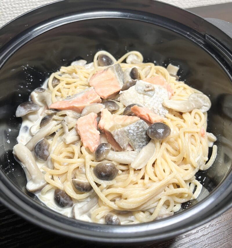 【レンチン10分】鮭ときのこの濃厚クリームパスタの完成写真。火・包丁不要で、レンジだけで調理完了するずぼらレシピ。