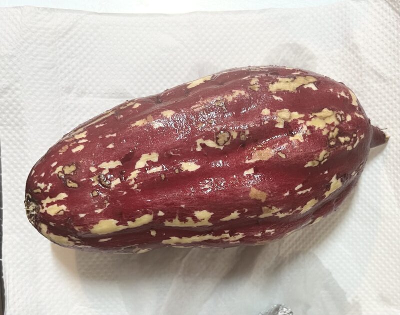 アルミホイルを丸めたタワシで優しく擦って水洗いした後のさつまいも。皮がところどころ削れている様子。