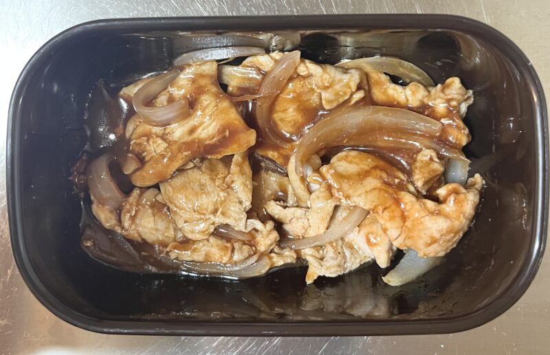 具材を端によけて、調味料を空いたスペースで混ぜてから全体と和えることでムラを防ぐ工程。