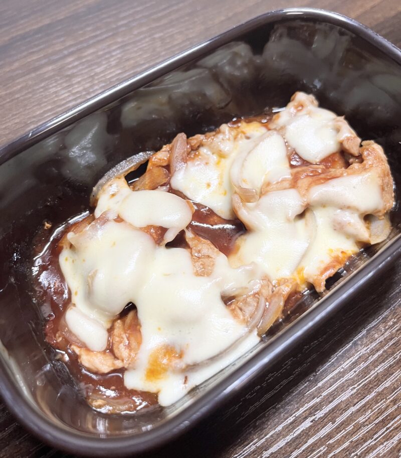 【レンジ3分】とろ～りチーズのタッカルビ風豚こまの完成写真。甘辛ソースと溶けたチーズが絡む時短ずぼらレシピ。