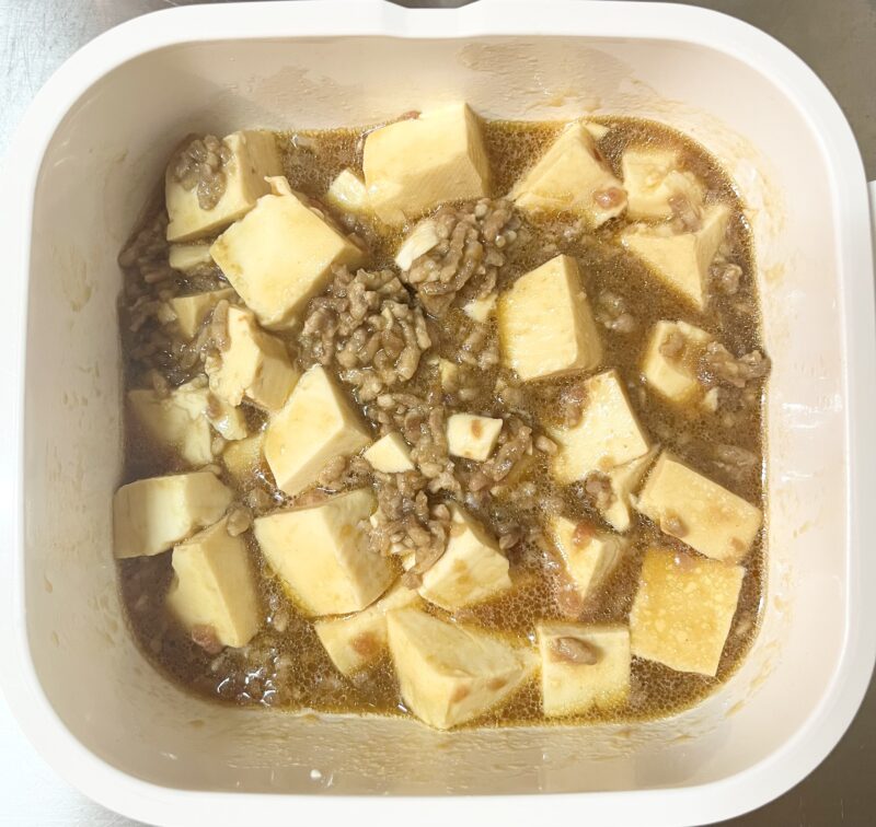 麻婆豆腐をレンジで加熱後、加熱ムラができないよう再加熱前に全体を混ぜた後の写真
