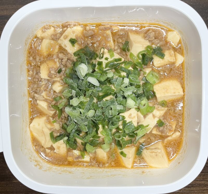 レンジ調理でできた熱々の麻婆豆腐に刻みネギをかけた完成品