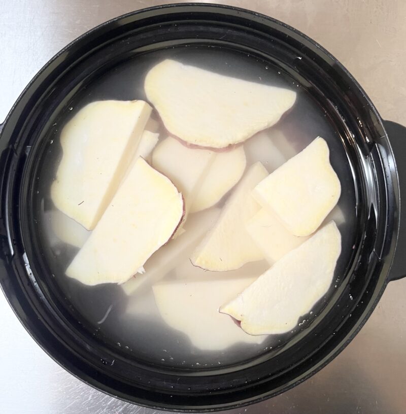 半月切りにしたさつまいもをボウルで10分程度水にさらしてアク抜きしている様子。