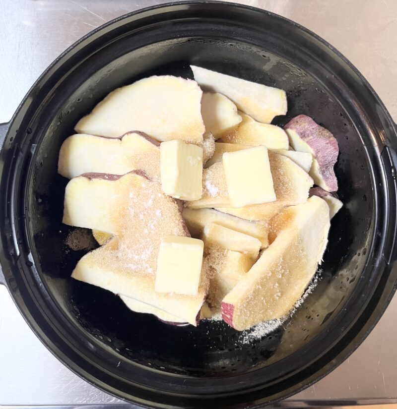 水を切ったさつまいもとバター、ラカント(砂糖)、塩を耐熱容器に入れ、ラップをする直前の様子。