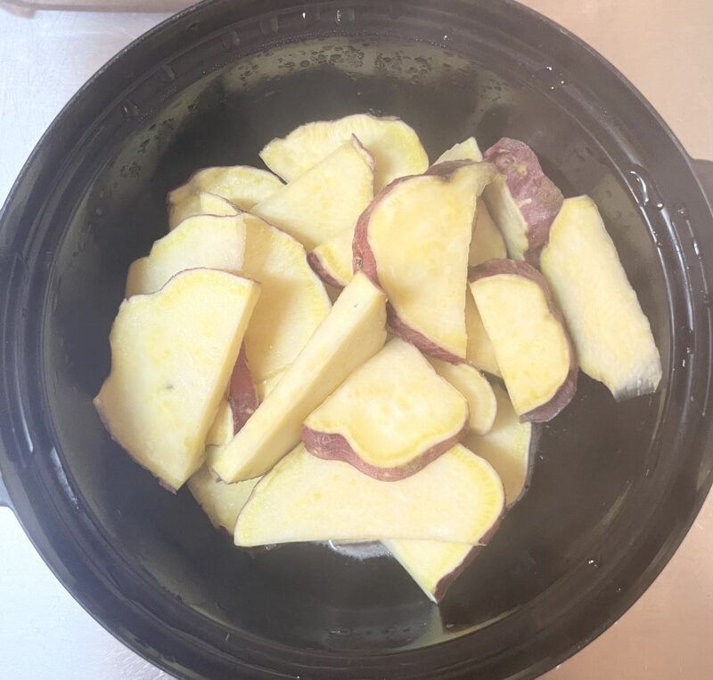 一度レンジで加熱した後、さつまいもと溶けたバターをよく混ぜ合わせた後の様子。