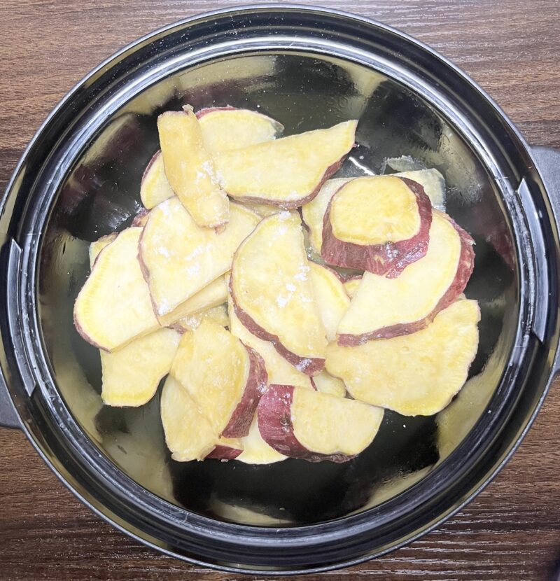 レンジで調理が完了したさつまいもの塩バター。仕上げに塩をひとつまみかけて盛り付けた写真。