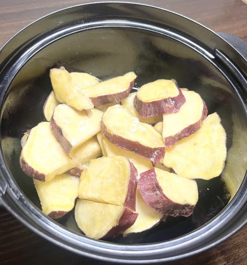 レンジで簡単さつまいもの塩バターの完成写真。ホクホクなさつまいもにバターが溶けた甘じょっぱいおやつ