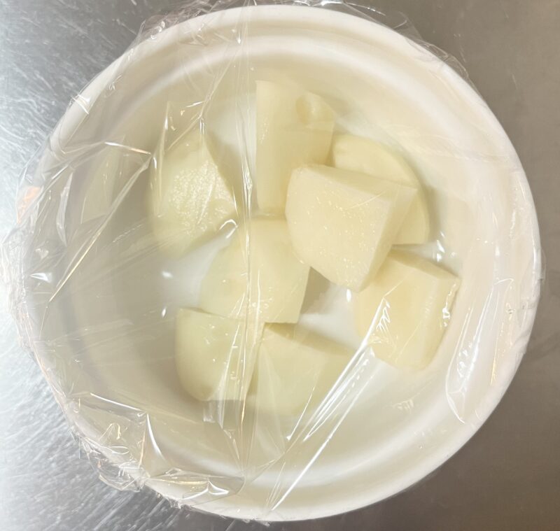 じゃがいもの水を切りラップをしている様子