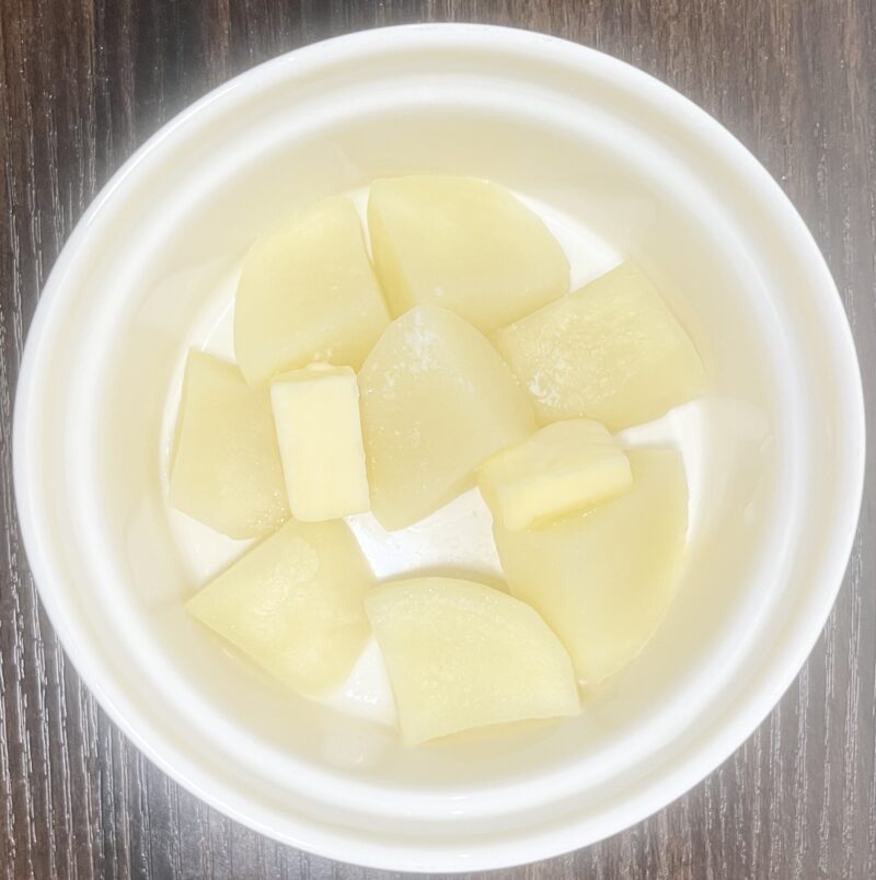 加熱後のホクホクのじゃがいもにバターと塩を乗せているところ