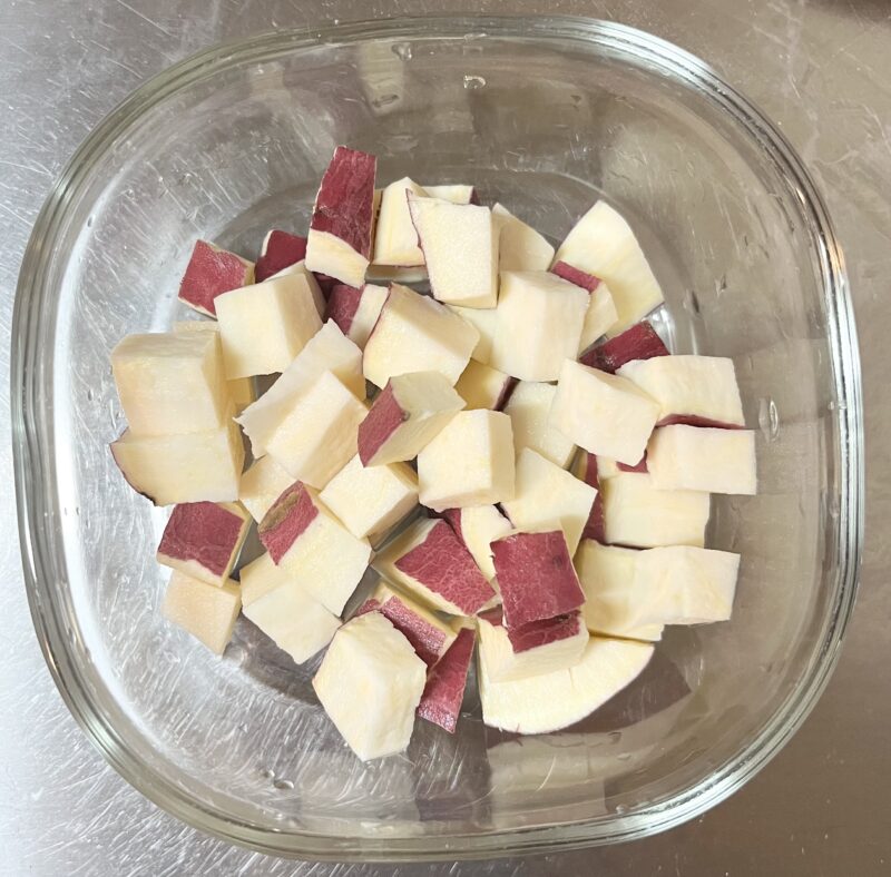 角切りにしたさつまいもと水を一緒に入れ、レンジで3分加熱する前の写真。