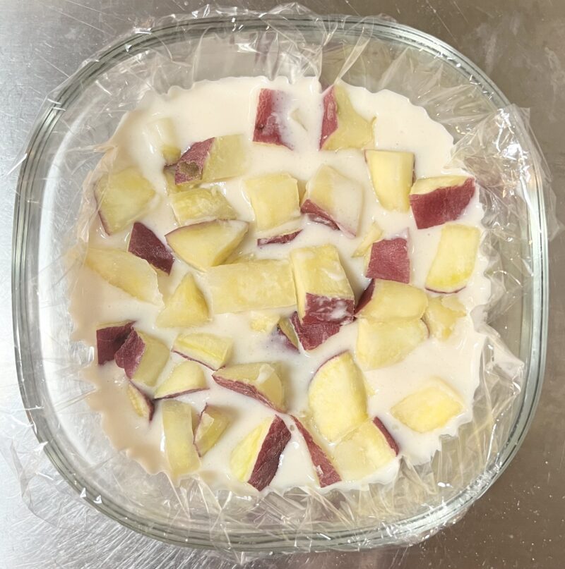 調味料とさつまいもを混ぜた蒸しパン生地を、ラップを敷いた耐熱容器に入れ、レンジで3分加熱する直前の様子。