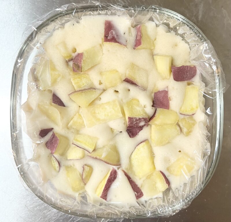 電子レンジで加熱され、大きくふっくらと膨らんでいるさつまいも蒸しパン。もっちりふわふわな食感が伝わる加熱後の写真。