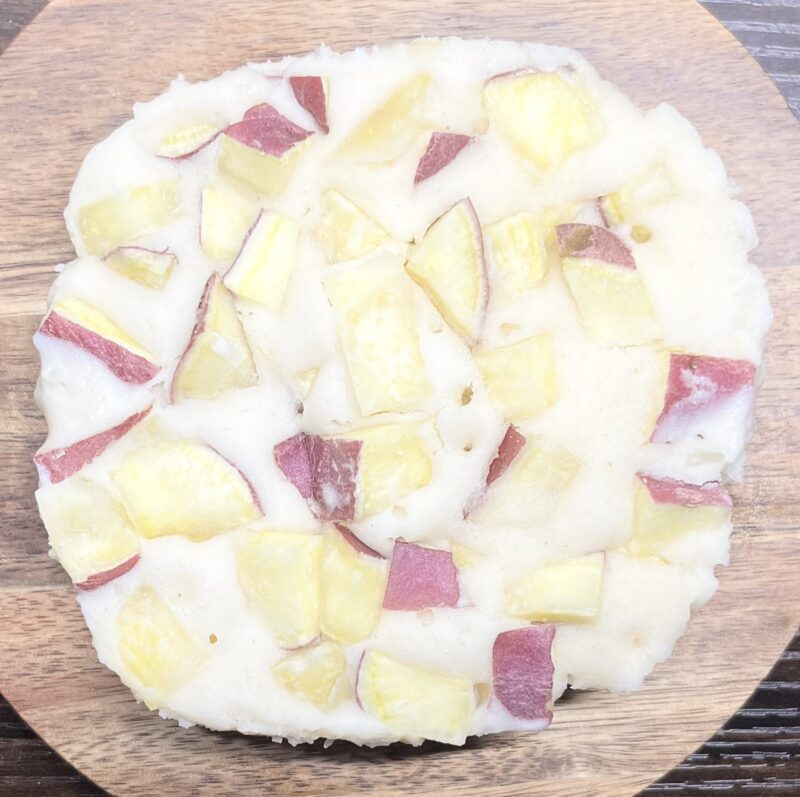 【レンジで簡単6分】さつまいも蒸しパンの完成写真。もっちりふわふわでホクホクのさつまいもがたっぷり入ったヘルシーおやつ。