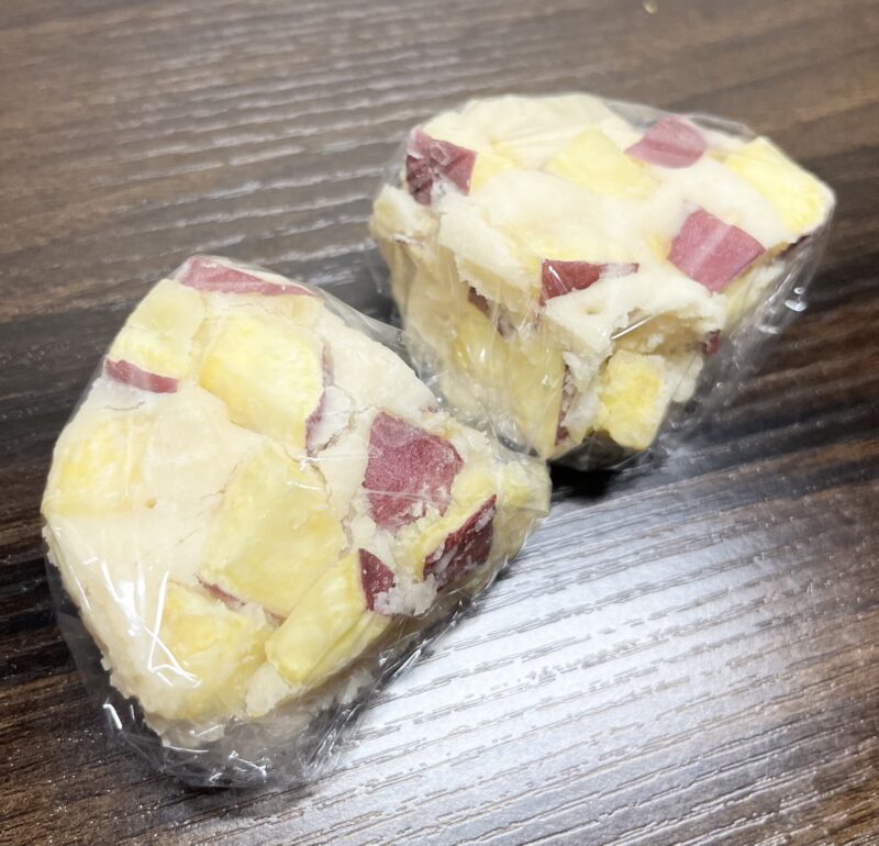 1/4にカットしたさつまいも蒸しパンをそれぞれラップにつつみ、冷蔵庫で保存する前の写真。
