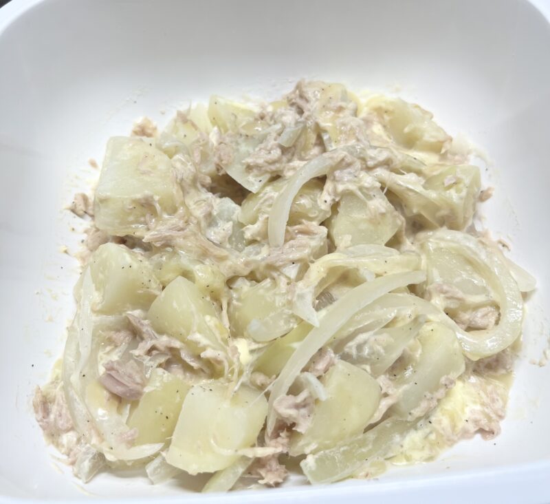 電子レンジだけで完成した、ツナとじゃがいものマヨチーズ焼き。とろけたチーズが食欲をそそる時短レシピ。