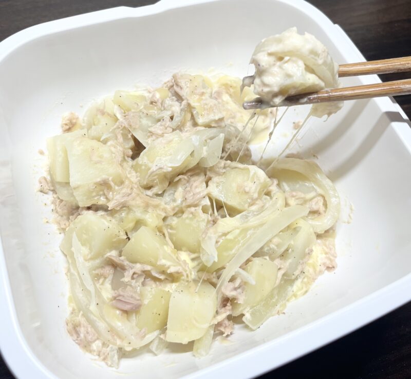じゃがいもがホクホクに仕上がったツナマヨチーズのチーズがとろけてのびている完成写真。副菜やおつまみにもぴったりの簡単レンチン料理。