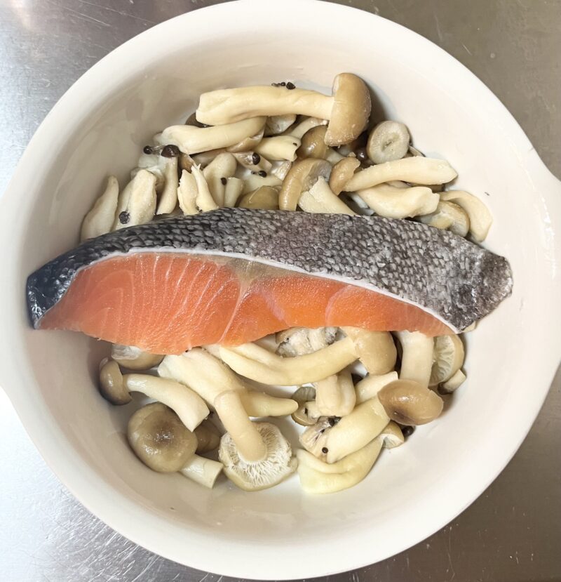 耐熱容器に鮭ときのこをセットした様子。火も包丁も使わない簡単準備。
