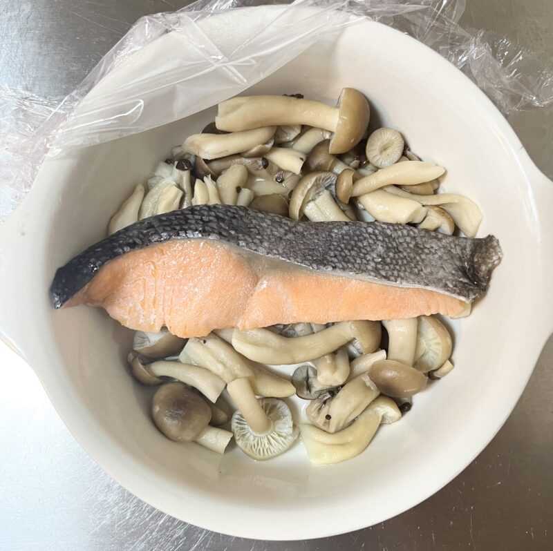 電子レンジで2分加熱したあとの鮭ときのこ。電子レンジ加熱で生臭さも気にならないたった3分で完成する魚料理。
