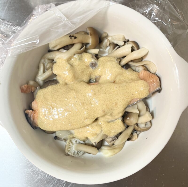2分加熱後の鮭ときのこに、味噌マヨソースをかけた様子。火も包丁も使わない簡単準備。