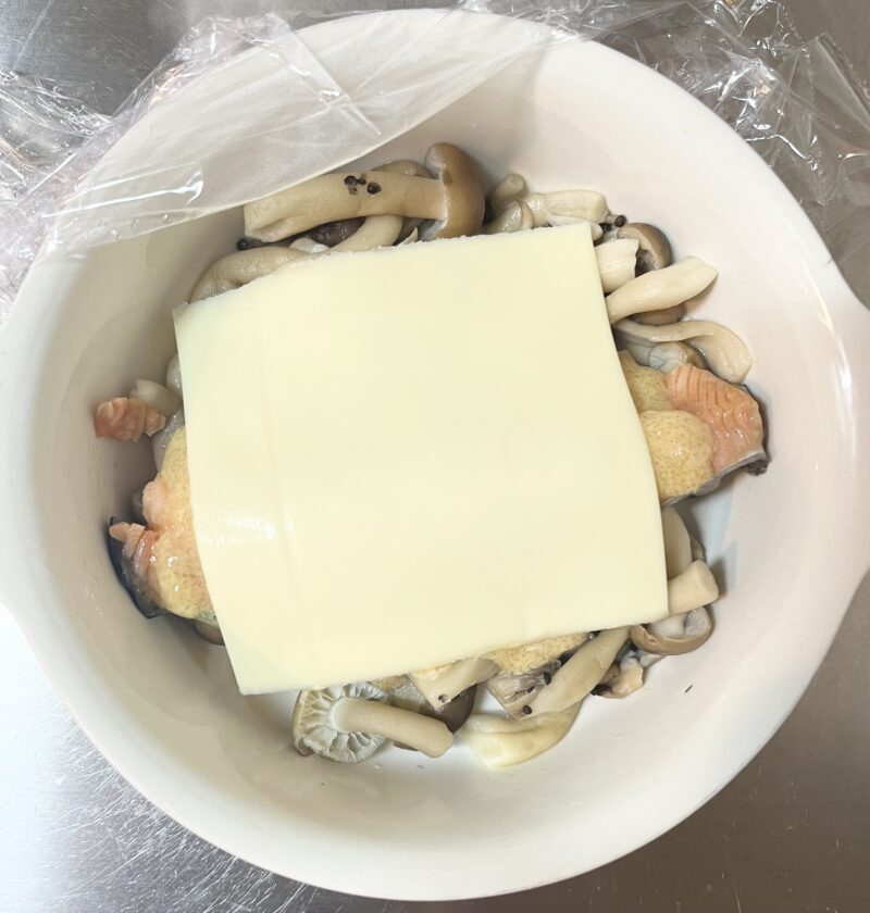 鮭ときのこに味噌マヨソースをかけ、その上にとろけるスライスチーズをのせた様子。火も包丁も使わない簡単準備。