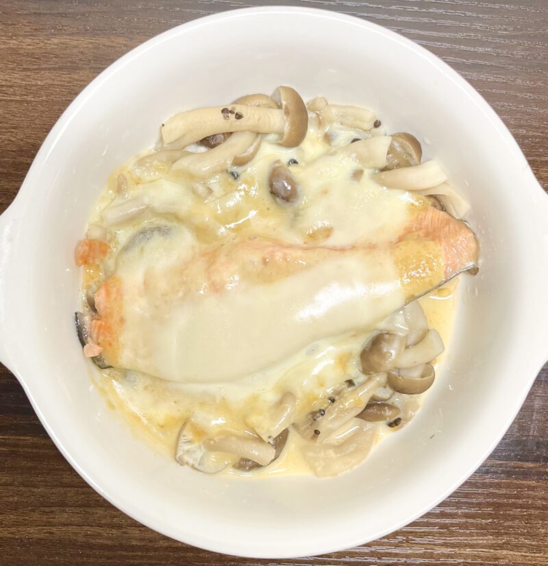 【レンチン3分】ダイエット中もOKな鮭ときのこの味噌マヨチーズ焼きの完成写真。簡単ヘルシーメインディッシュ。