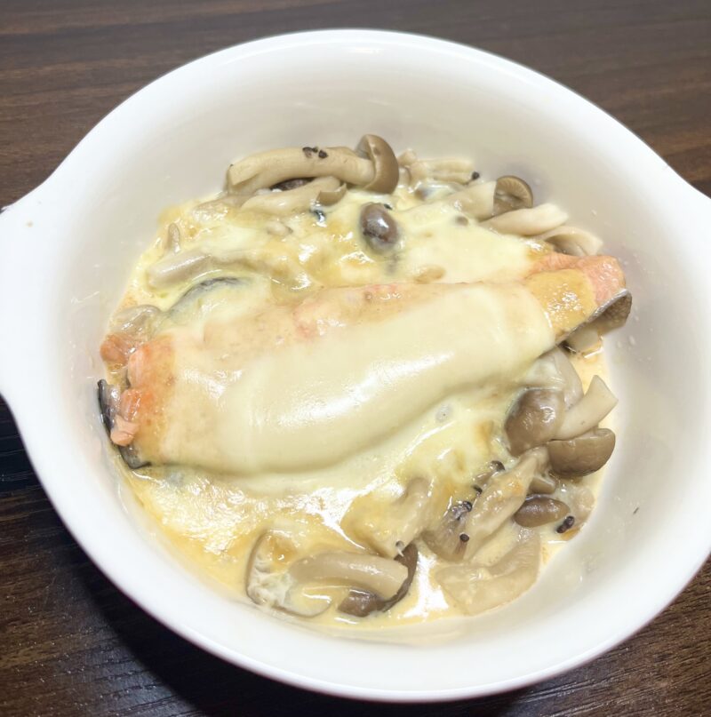 電子レンジで加熱後の鮭ときのこの味噌マヨチーズ。たった3分で完成する魚料理。