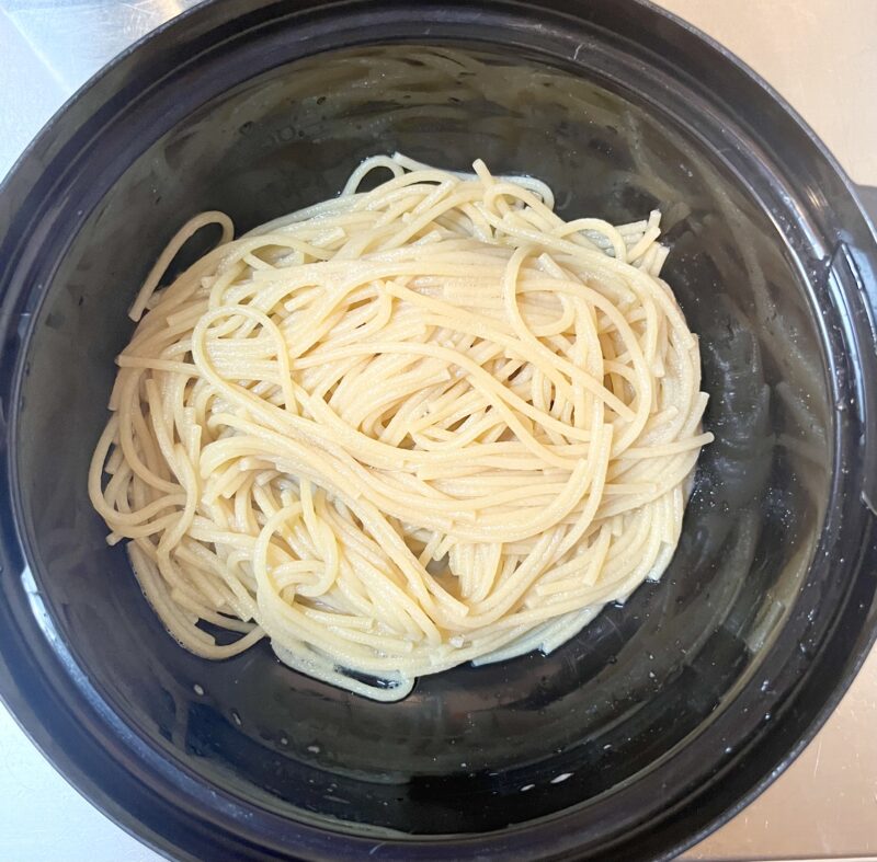 レンジで茹でた後、茹で汁を少し残して湯切りした後の様子。