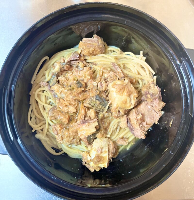 湯切りしたパスタに、さば味噌缶（汁ごと）とめんつゆ、オリーブオイルを加え混ぜる直前の様子。