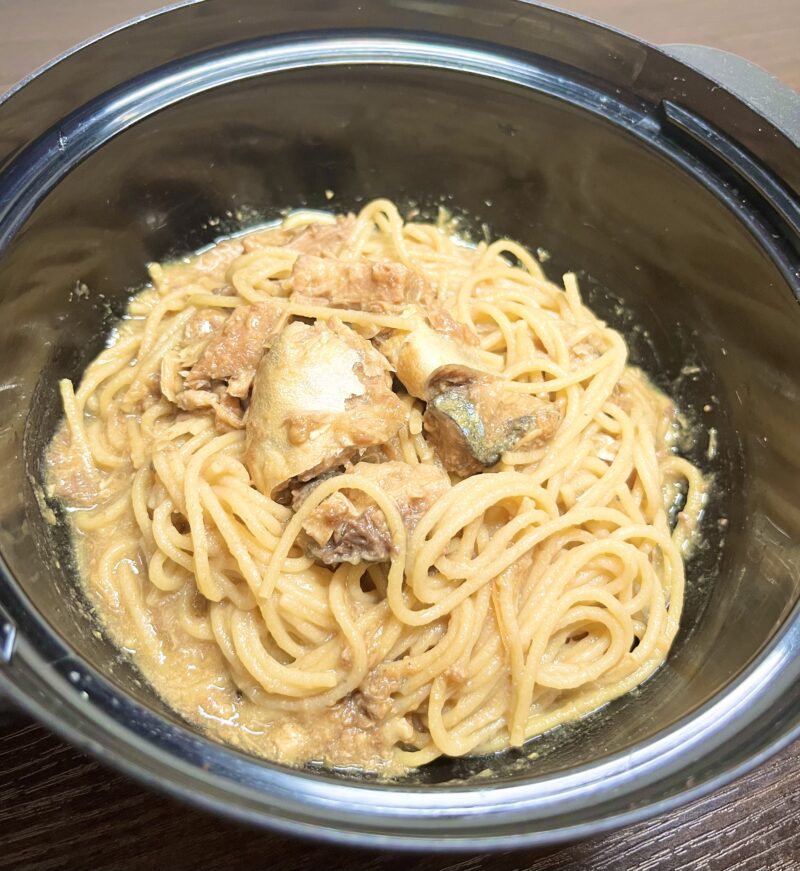 具材とソースを混ぜたさば味噌パスタをレンジで1分加熱したあとの様子。