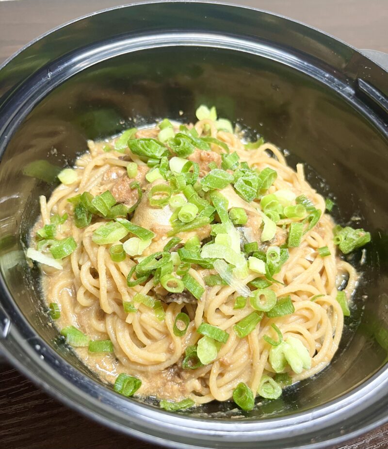【レンチン10分】さば味噌缶とめんつゆで作る和風パスタの完成写真。栄養満点で火も包丁も不使用。