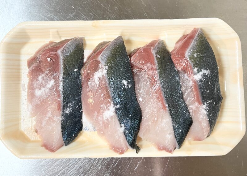 ブリの切り身に塩をふって生臭みを含んだ余分な水分を表面に引き出し、臭みを取り除く工程
