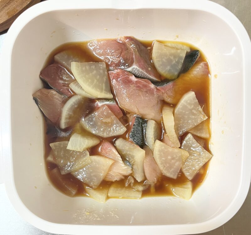 5分加熱した大根にブリと調味料を合わせた加熱前の様子。