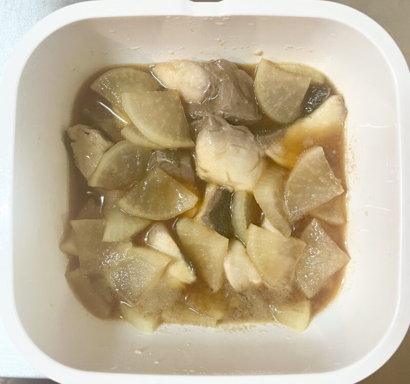 電子レンジ加熱後のブリ大根。生姜を効かせて生臭さを抑えた仕上がり。