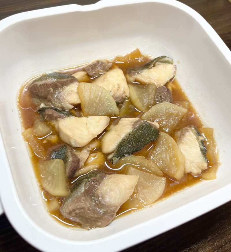 【レンジ10分】味が染みたブリ大根の完成写真。煮込まないのに大根がじゅわっと柔らかい時短レシピ。