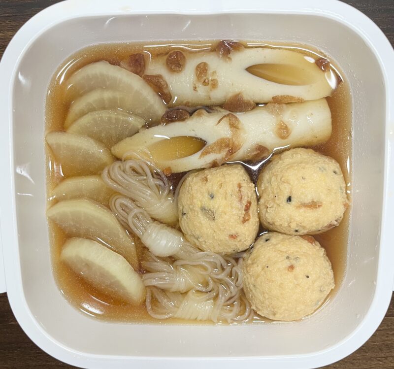 おでんの材料（大根、焼きちくわ、結びこんにゃく、がんもどき）と調味料を耐熱容器に入れ、レンジ加熱する直前の様子。