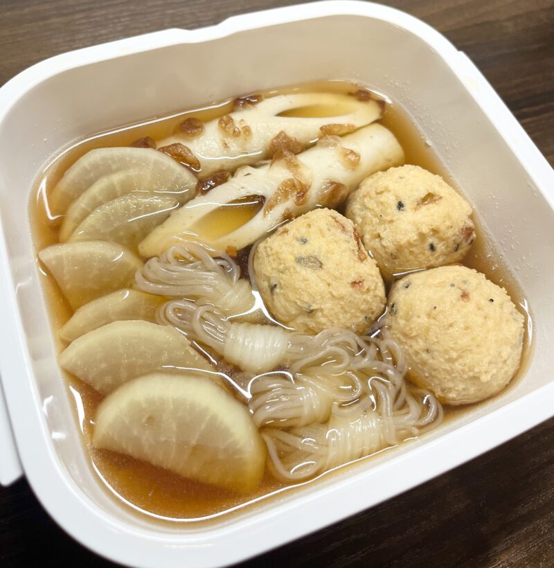 レンジで10分！味が染みた熱々おでんの完成写真。大根、ちくわ、がんもどきが入った耐熱容器。