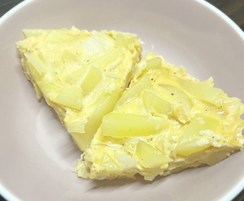 レンジで作ったふっくらスパニッシュオムレツの完成写真。ケーキ型にカットしてお皿に盛り付けた様子。