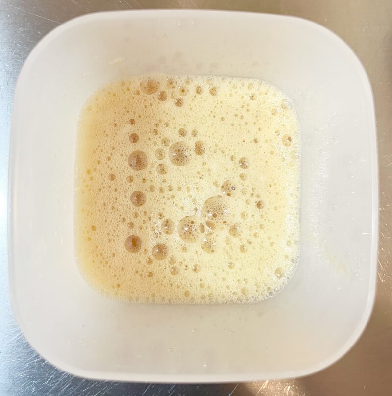 卵焼きメーカーのプレスプレートで卵を混ぜたあとの泡だった卵液の様子