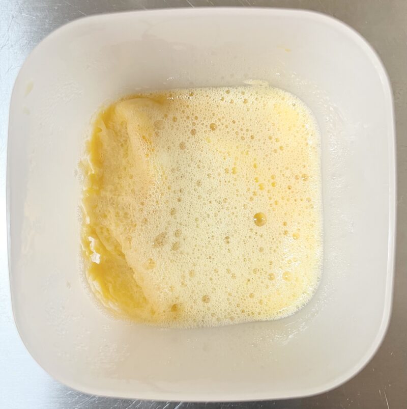 レンジで1分加熱した後の様子。まだ固まってないため、箸で10回混ぜる工程。