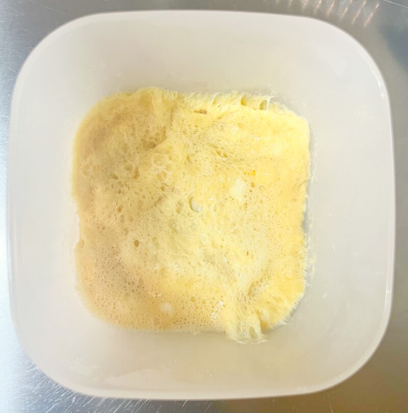 追加でレンジで1分加熱した後の様子。ふんわり卵が固まっている様子。