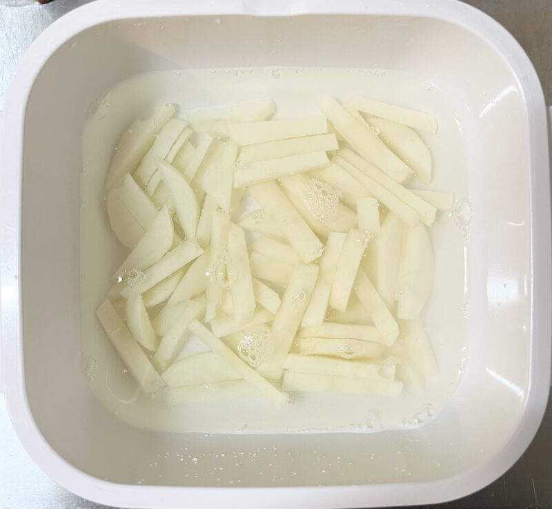 拍子切りにして水にさらしたじゃがいもの様子。スパニッシュオムレツの下準備工程。
