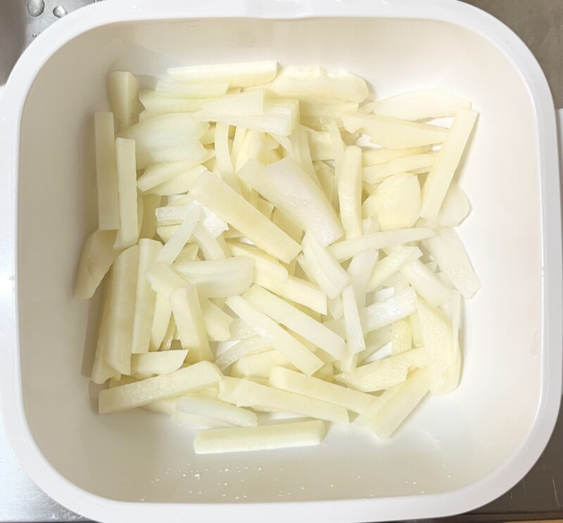 じゃがいもと玉ねぎと水を耐熱容器に入れた電子レンジで加熱前の様子。