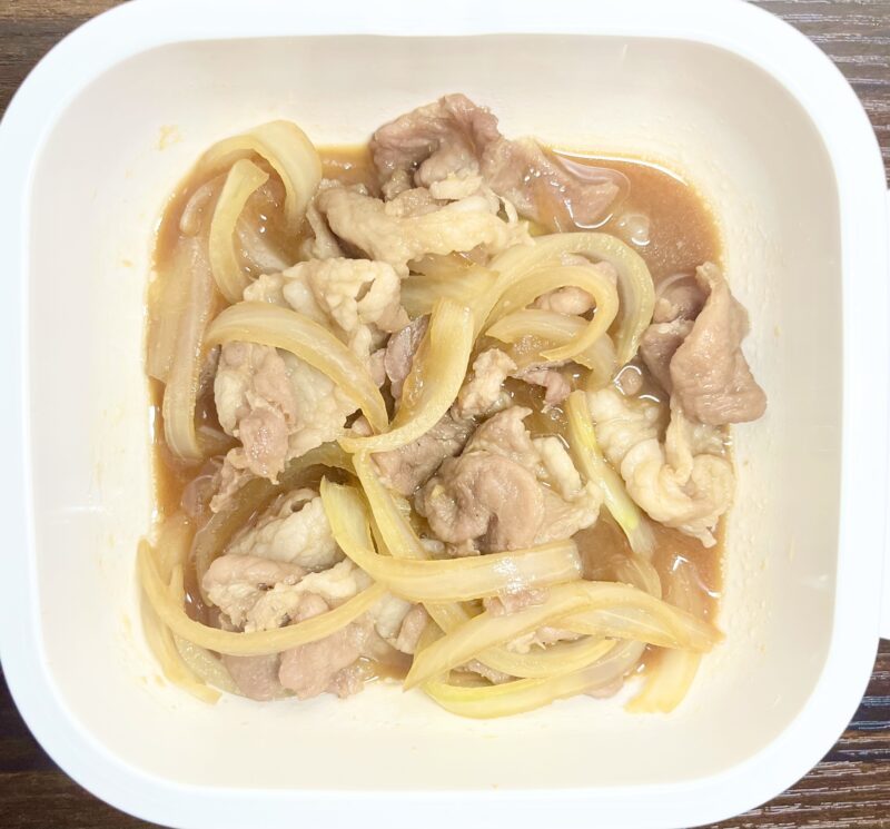 レンジ加熱4分で味がしっかり染み込んだ豚こま生姜焼きのアップ写真